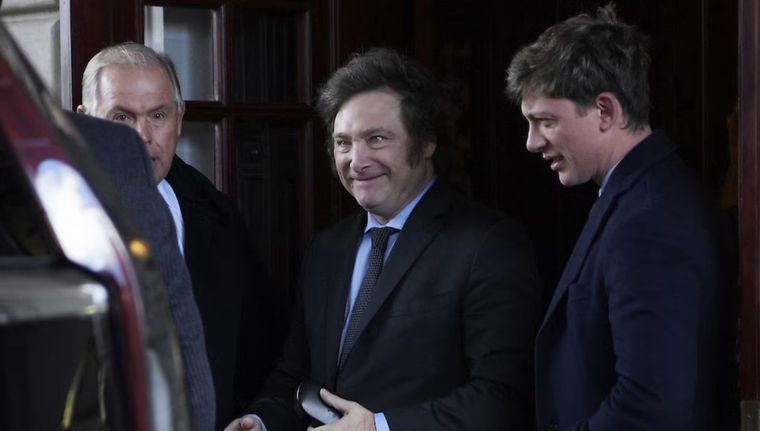 El presidente Javier Milei y su asesor Santiago Caputo. Foto: EFE