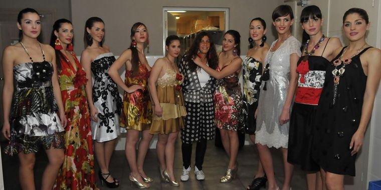 La diseñadora, las modelos y las creaciones de su nueva colección. Foto: Flor Kaiser / MDZ