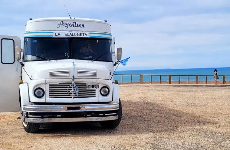 Las restricciones vehiculares rigen para vehículos de carga, pero no para los motorhome. En ese caso se trata de un camión adaptado con permiso de circulación Foto: Instagram @vamospormasv