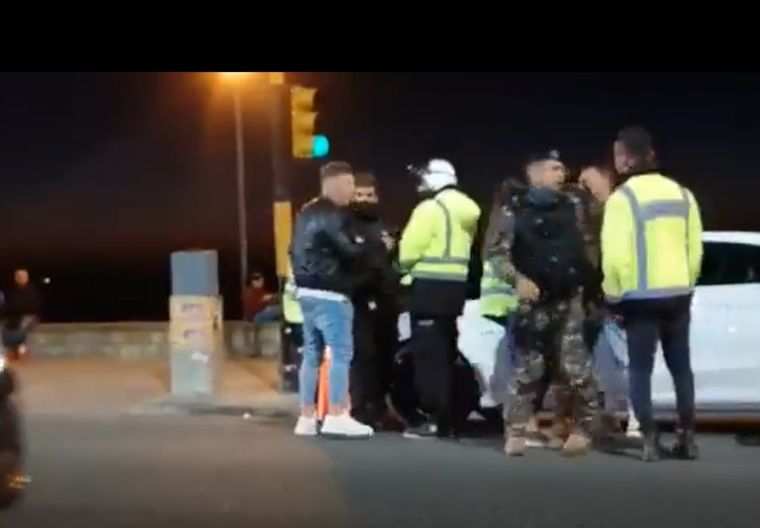 El agente fue agredido por el conductor de un Mercedes Benz