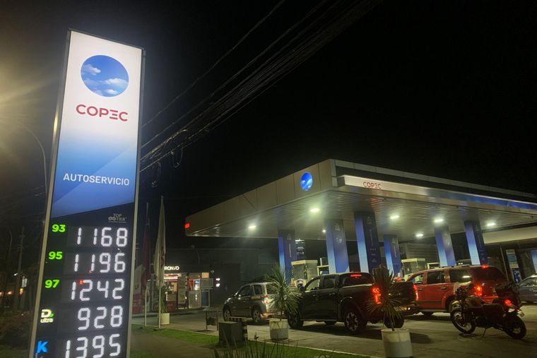 El Gobierno de Chile aprobó un alza histórica de los precios de los combustibles.