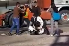 A las patadas El video muestra claramente cómo el efectivo policial golpea al joven cuando está en el suelo. Testigos intentaron evitarlo.