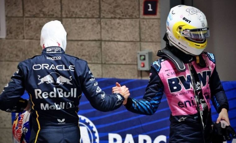 El saludo entre Franco Colapinto y Max Verstappen tras la carrera en Las Vegas.