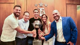 Jorge Broun, Ariel Holan, Ángel Di María, Carolina Cristinziano y Gonzalo Belloso, con el trofeo de campeón de la Liga Profesional 2025. Jorge Broun, Ariel Holan, Ángel Di María, Carolina Cristinziano y Gonzalo Belloso, con el trofeo de campeón de la Liga Profesional 2025.