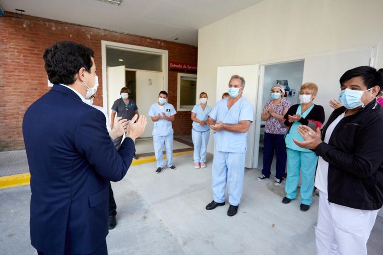 El ministro del Interior, Wado de Pedro, junto a personal de la salud. Foto: Twitter Wado de Pedro