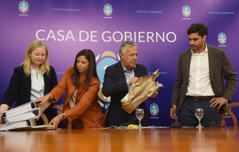 Se realizó la apertura de sobres para la obra del Tren de Cercanías. En la foto, Hebe Casado, Marité Baduí, Alfredo Cornejo y Natalio Mema.&nbsp;