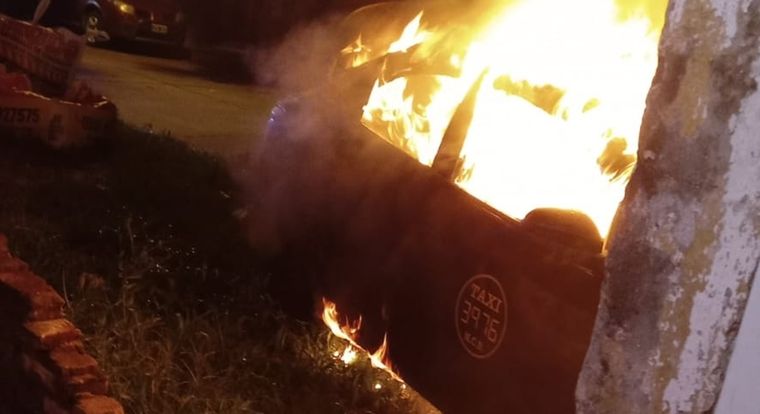 Taxi incendiado en Rosario Foto: Twitter Rodrigo Miró