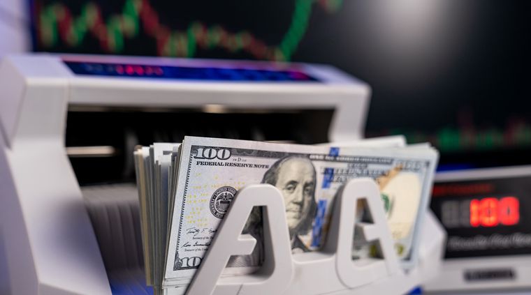 La relación entre el precio del dólar y las tasas de interés. Foto: Shutterstock