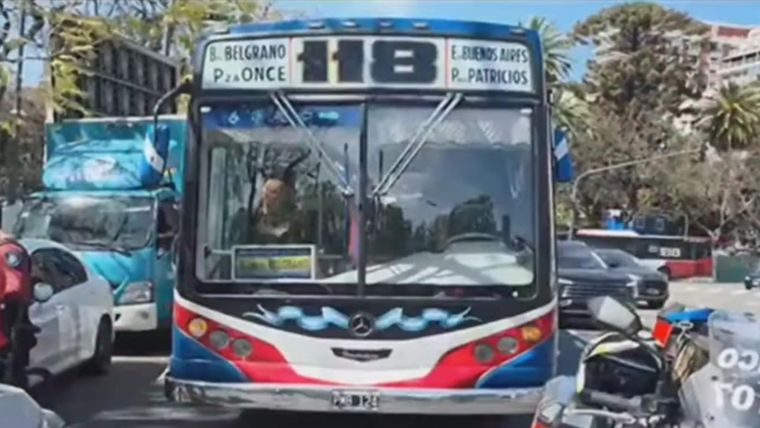 Según testigos del hecho, el menor se soltó de la mano de su madre y salió corriendo hacia la calle justo en el momento en que pasaba el colectivo.