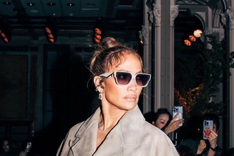 Jennifer Lopez confirma la llegada de las botas símil serpiente en 2024 Foto: Instagram