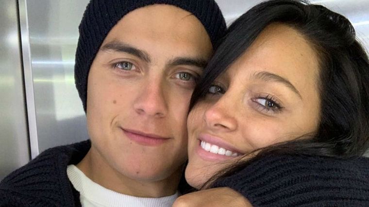 Aseguran que Dybala tiene el deseo de volver a la Argentina por el embarazo de Oriana Sabatini, su esposa. Aseguran que Dybala tiene el deseo de volver a la Argentina por el embarazo de Oriana Sabatini, su esposa.