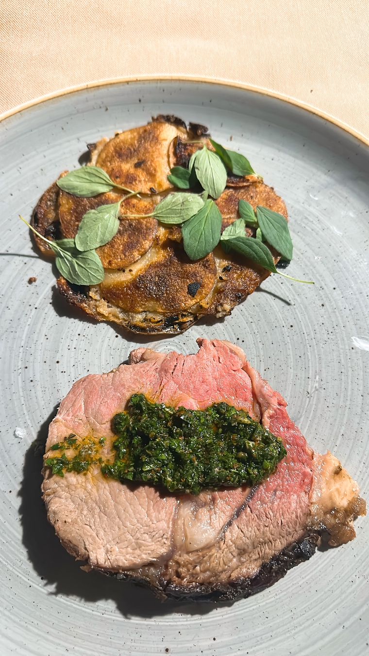 Ojo de bife, papas johny, apple y chimichurri. Ojo de bife, papas johny, apple y chimichurri.