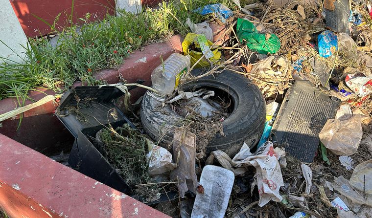 Plásticos, restos de jardín y hasta un neumático quedaron atrapados en la reja del cauce que atraviesa una plazoleta de la Quinta Sección. Plásticos, restos de jardín y hasta un neumático quedaron atrapados en la reja del cauce que atraviesa una plazoleta de la Quinta Sección.
