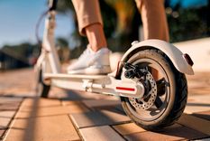 Varios informes confirman que los monopatines eléctricos son más peligrosos que las motos. Foto: Shutterstock