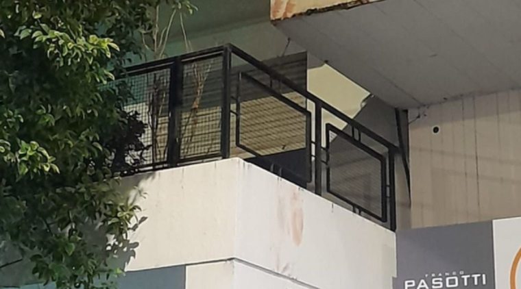 El balcón desde el que cayó una de las mujeres Foto: Gentileza De la Bahía