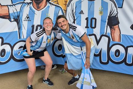 Agustín Pizzolatto y Pilli Molina, dos hinchas argentinos que vivieron el banderazo argentino. Agustín Pizzolatto y Pilli Molina, dos hinchas argentinos que vivieron el banderazo argentino.