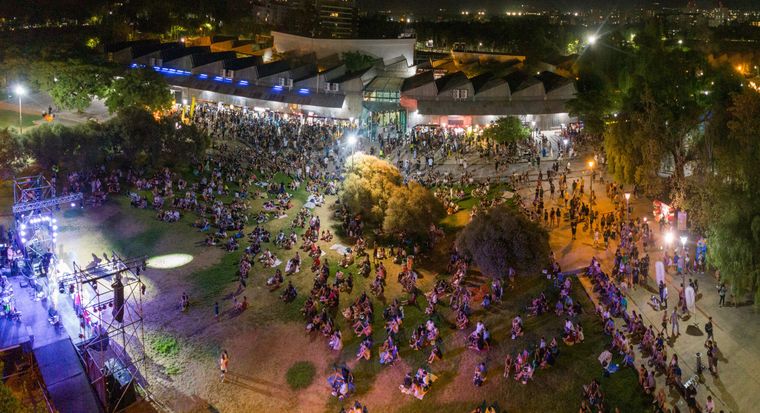 En la primera edición del Mundial de la Hamburguesa participaron 12.000 personas. En la primera edición del Mundial de la Hamburguesa participaron 12.000 personas.
