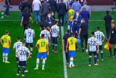 El momento en que los 4 jugadores de la selección Argentina procedentes de Inglaterra serían deportados. Foto: EFE