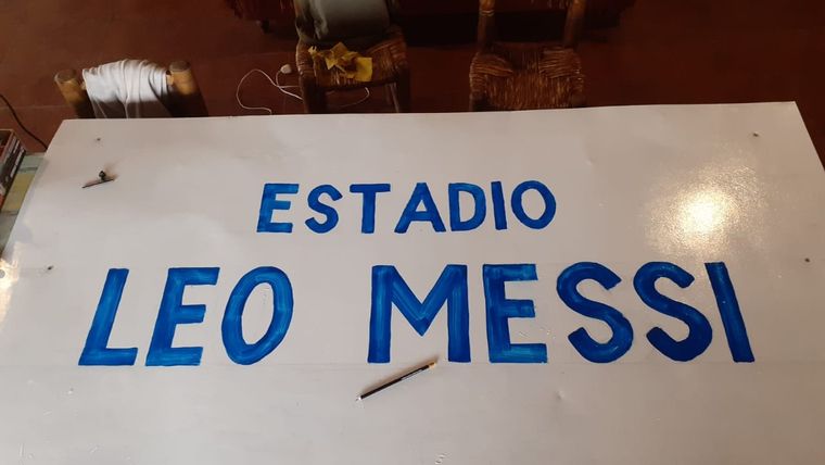 El cartel del estadio en plena montaña. Foto: Twitter Maca Guardiola
