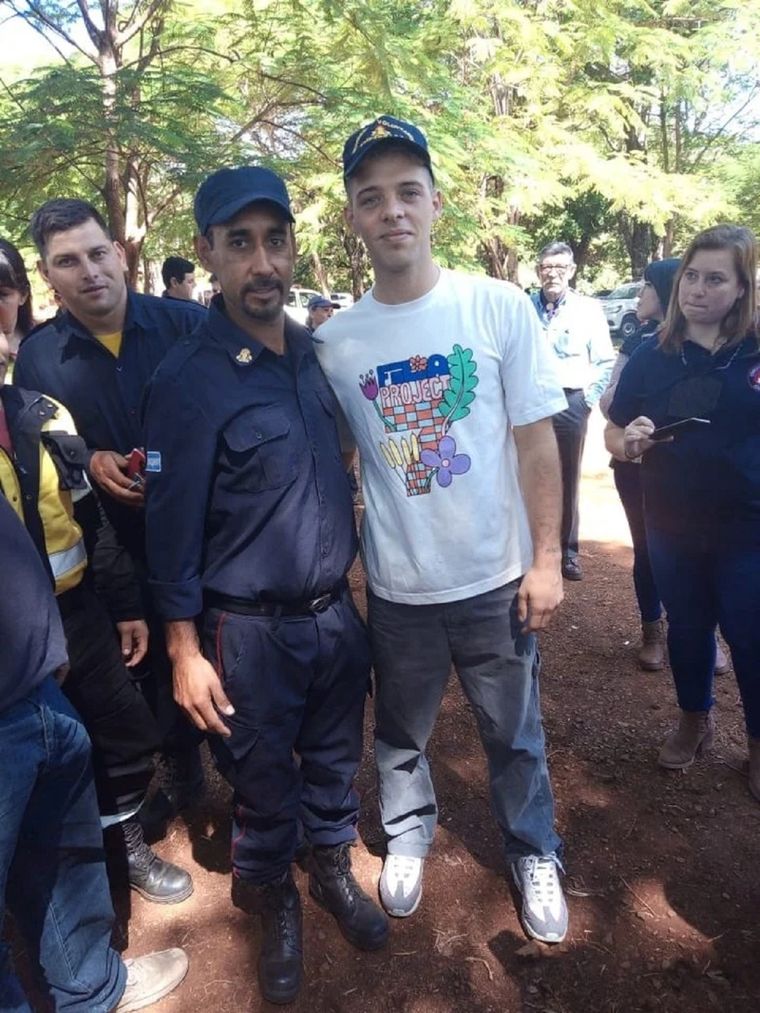 Santi Maratea con los bomberos voluntarios de San Miguel Foto: Facebook Bomberos de San Miguel