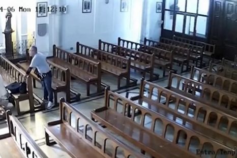 El robo en una iglesia de Chile quedó grabado por las cámaras de seguridad. El robo en una iglesia de Chile quedó grabado por las cámaras de seguridad.