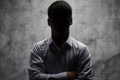 MDZol | Incógnito Enigmático hombre Portada