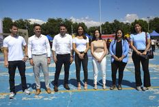 Belén Bisaguirre, la última de izquierda a derecha, junto a Tadeo García Zalazar. Foto: Gobierno de Mendoza