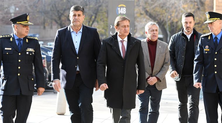 Días después de las PASO, Cornejo y Suarez se mostraron junto a Petri con anuncios respecto al uso de celulares en las cárceles. Foto: ALF PONCE MERCADO / MDZ