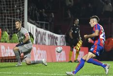 Gastón Hernández ya convirtió el último remate y sale a gritarlo con todo mientras sufre el Ruso Rodríguez. Foto: FotoBaires