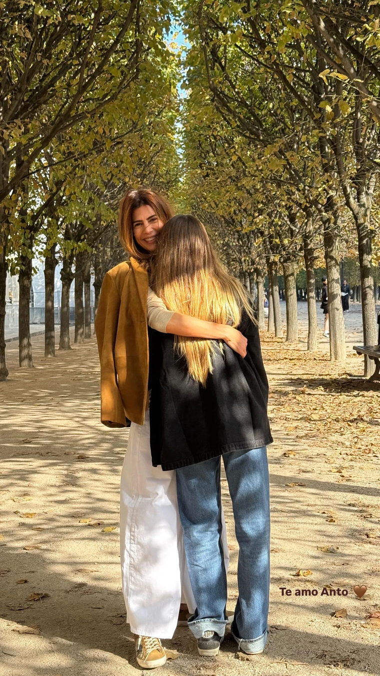 Blazer mostaza, jean blanco y zapatillas: el look más relajado de Juliana Awada en Londres. Blazer mostaza, jean blanco y zapatillas: el look más relajado de Juliana Awada en Londres.