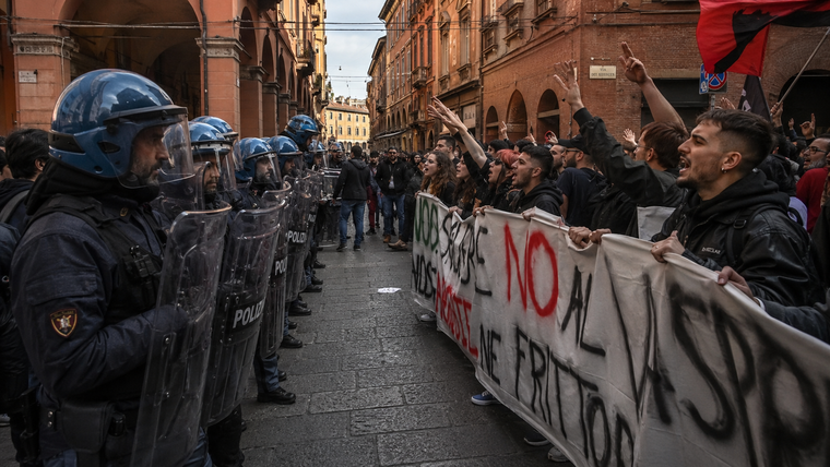 El video que provocó indignación en Italia muestra al hombre esposado, boca abajo y pidiendo ayuda durante la detención.