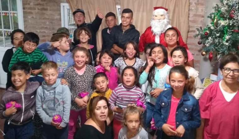 Foto: Los chicos del Merendero Lucía festejando Navidad