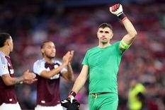 Emiliano Martínez tiene una oferta de un club campeón en Europa. Foto: EFE