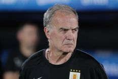 Marcelo Bielsa atraviesa un duro momento como DT de Uruguay. Marcelo Bielsa atraviesa un duro momento como DT de Uruguay.