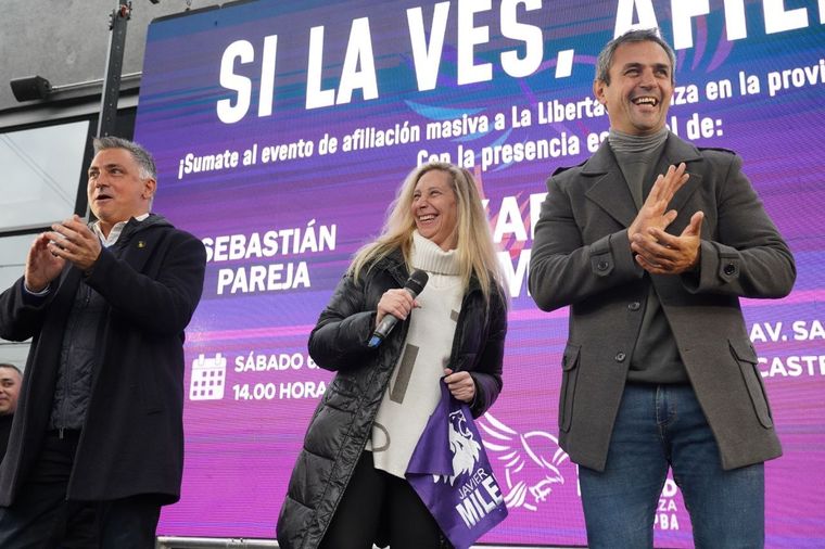 Karina Milei junto a Sebastián Pareja y Martín Menem en un acto de La Libertad Avanza. Foto: La Libertad Avanza