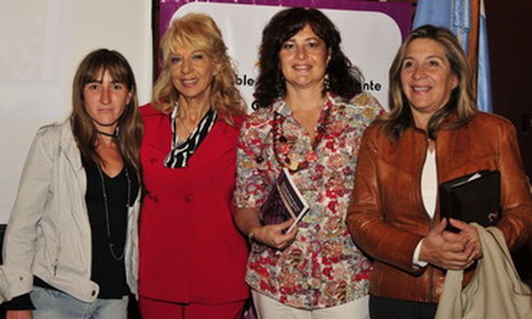 Gabriela Figueroa, rodeada de amigas, colegas y protagonistas de su obra. Foto: Gentileza