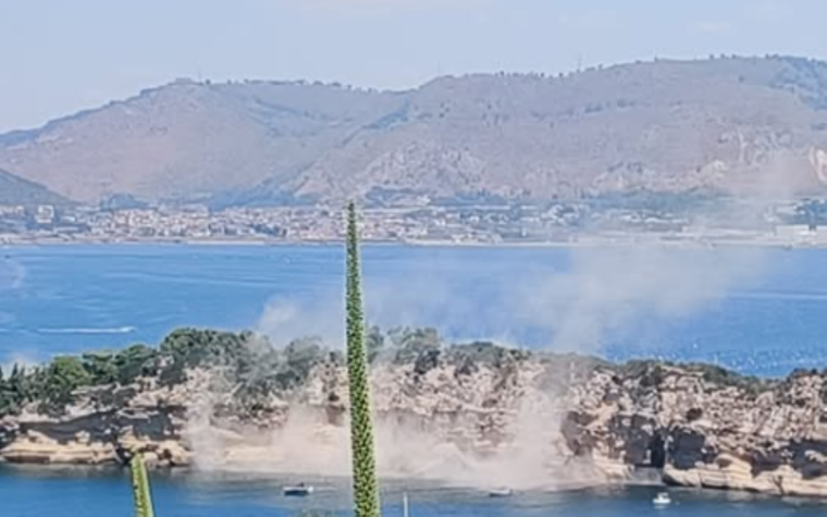 El fuerte sismo provocó derrumbes en el islotes ubicados en Pennata