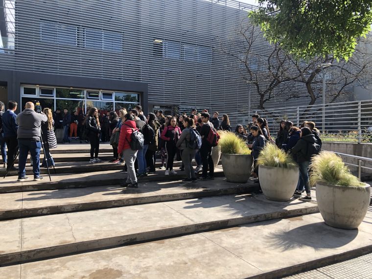 Decenas de estudiantes se acercaron al Hospital Central tras conocer la noticia del fallecimiento de Lucía Masman Foto: Alfredo Ponce/ MDZ
