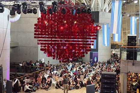 La esfera roja del Espacio Cultural Le Parc fue donada por el artista. La esfera roja del Espacio Cultural Le Parc fue donada por el artista.
