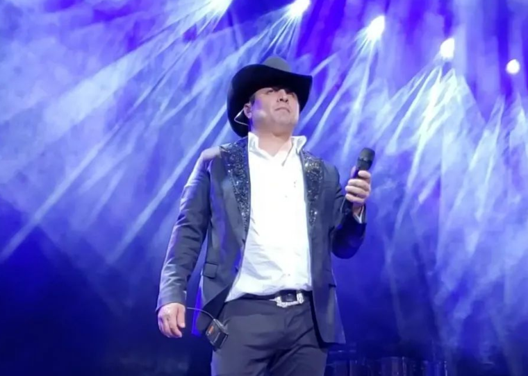 Julión Álvarez está en pareja con Nathaly Fernández desde el 2011.