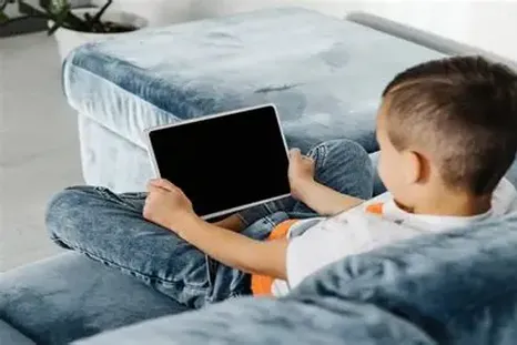 La escuela sola no puede, es necesario una alianza con la familia para poner límites al uso de pantallas y teléfonos inteligentes en el hogar. La escuela sola no puede, es necesario una alianza con la familia para poner límites al uso de pantallas y teléfonos inteligentes en el hogar.