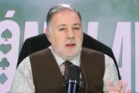 El conductor lanzó un fuerte dato. El conductor lanzó un fuerte dato.