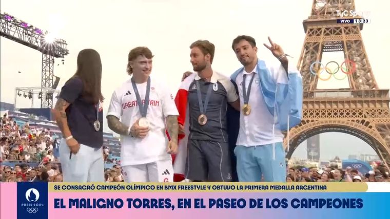 El Maligno Torres junto al británico Kieran Reilly (Plata) y el francés Anthony Jeanjean (Bronce) en el paseo de campeones. Foto: Captura TyC Sports