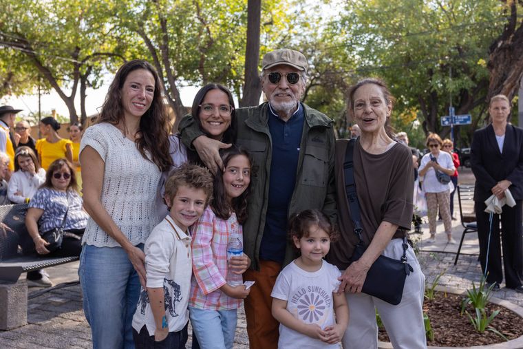Pocho Sosa y su compañera de vida Pochi Zimmermann junto a su familia en el homenaje que le hizo la Ciudad. Foto: Municipalidad de Mendoza. Pocho Sosa y su compañera de vida Pochi Zimmermann junto a su familia en el homenaje que le hizo la Ciudad. Foto: Municipalidad de Mendoza.