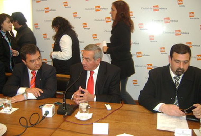Fayad, anteayer, en plena denuncia contra los cuidacoches. Foto: MDZ / Christian Sanz
