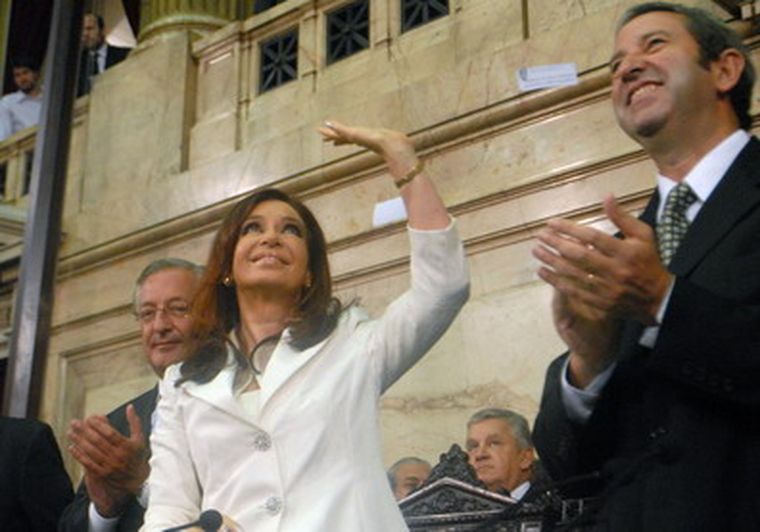 Cristina, junto a Julio Cobos, en el inicio de la Asamblea. Foto: NA
