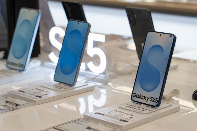 El Samsung Galaxy S25 combina pantalla compacta, mucha memoria y herramientas de seguridad para el uso diario. El Samsung Galaxy S25 combina pantalla compacta, mucha memoria y herramientas de seguridad para el uso diario.