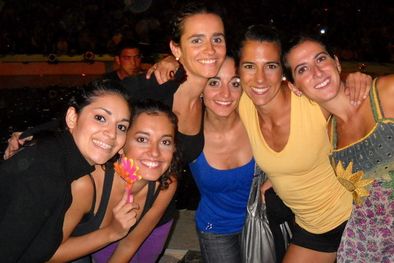 MDZol | Maca Moyano, Julieta del Moral, Noelia Serna, Anabella del Moral, Emilia García y Marian Aghetoni le sacaron chispas al escenario en el recital de Bajofondo. Foto: Federico Croce / MDZ