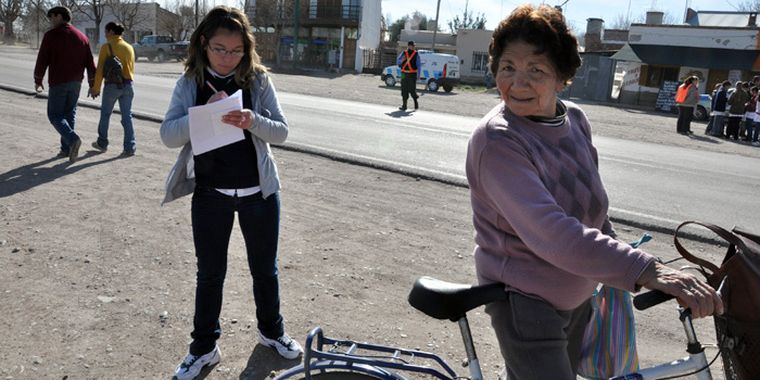 Una alumna de la escuela Manuel Belgrano inspecciona el rodado de una ciclista Foto: Ariel Jalley/mediamza.com