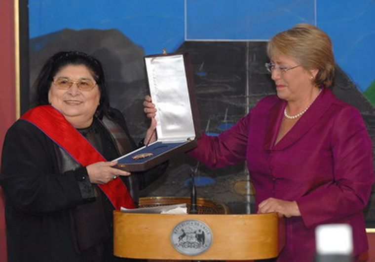 La Negra Sosa recibe la orden de manos de Bachelet. Foto: NA